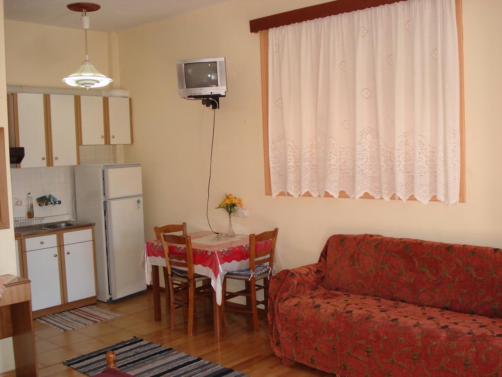 Zephyros Hotel Витина Екстериор снимка